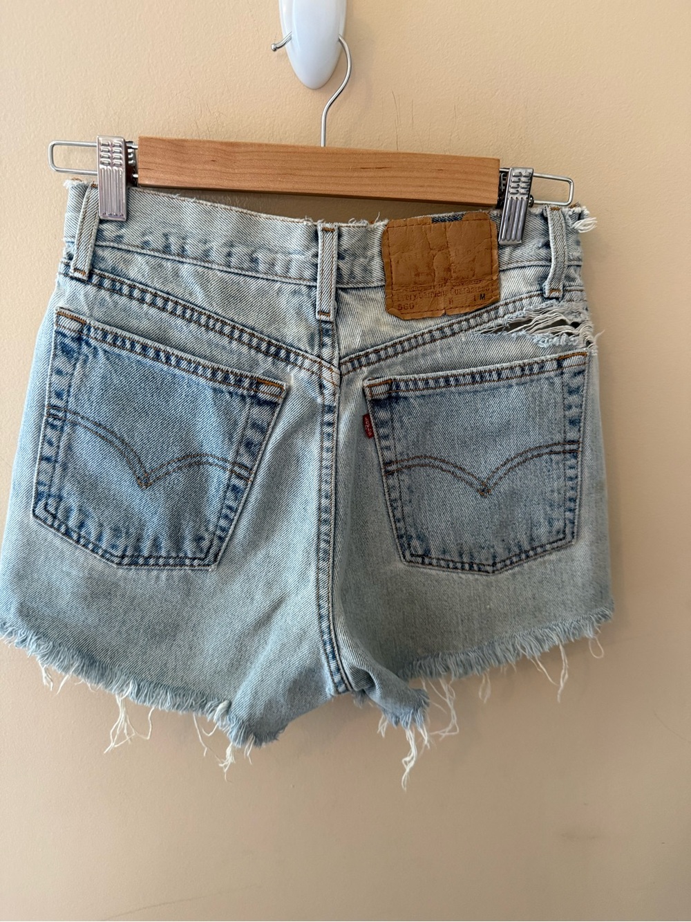 Vintage Levi’s cut off denim shorts light wash distressed size 25